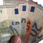 Geldscheine in der Hand